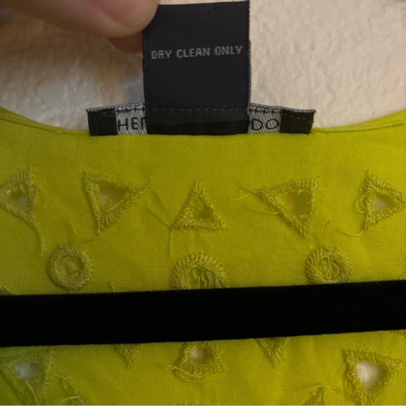 Chelsea & Theodore Women’s Small Top. V- Neck With Geometric Design And Cutout - Picture 7 of 7